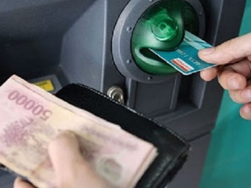  tiền ở cây ATM mất phí bao nhiêu?