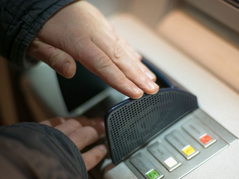 Cách rút tiền ở cây ATM bằng mã QR